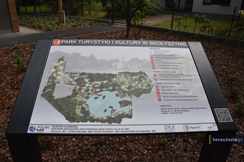 Tablica z planem Parku Turystyki i Kultury i legendą stref: wypoczynkowych, edukacyjnych i rekreacyjnych.